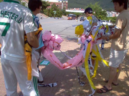 학교측에서 임의로 철거한 현수막 